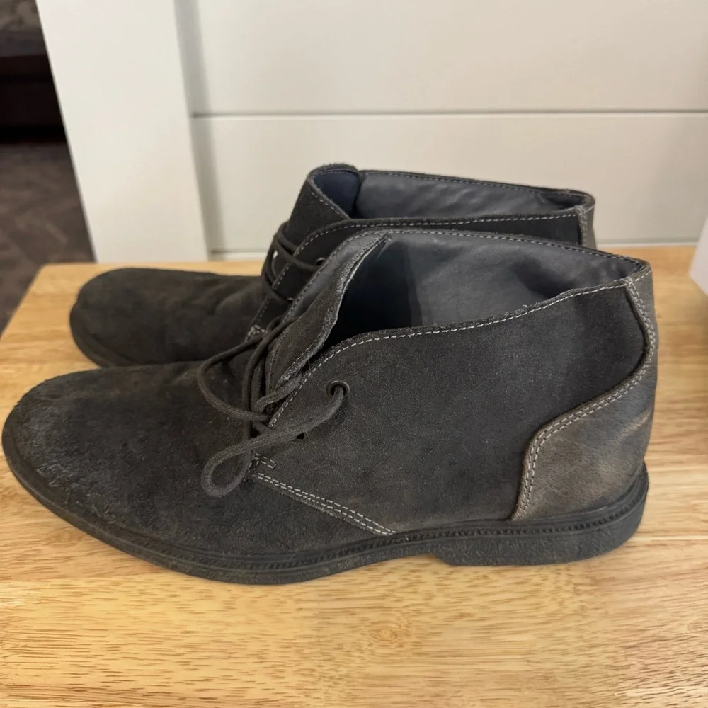 Men’s chukka boots. Size 9